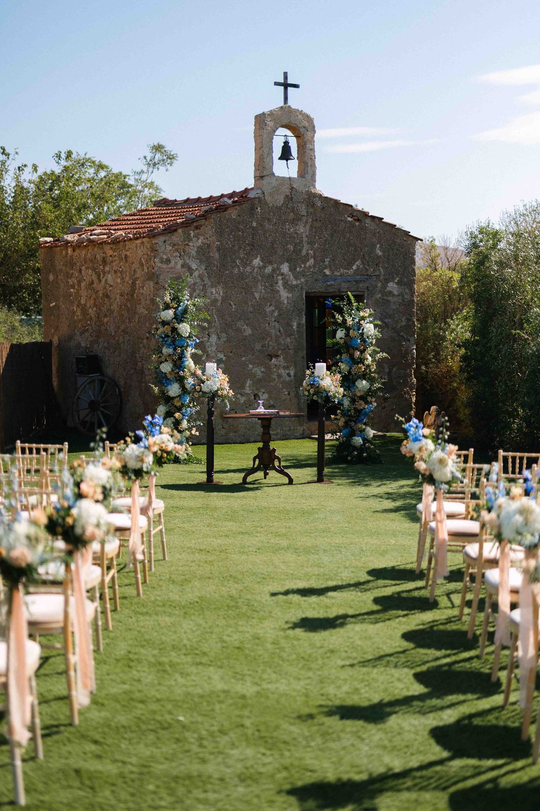Ceremony flowers at Pyrgos Melissourgou estate, Athens